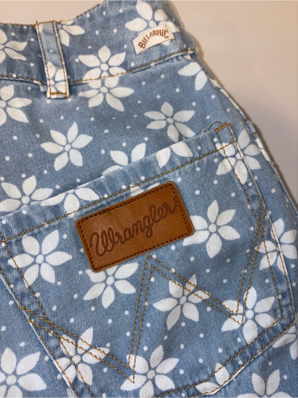 Wrangler Billabong Blue Floral Print Women’s Jeans - Picture 2 of 5